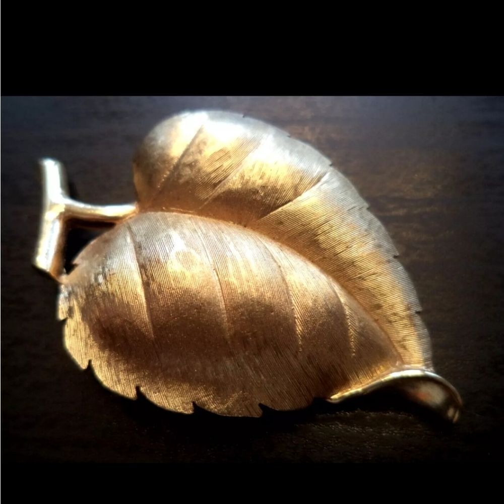 VINTAGE SIGNED CROWN TRIFARI LEAF GOLD TONE 2 1/4" BROOCH